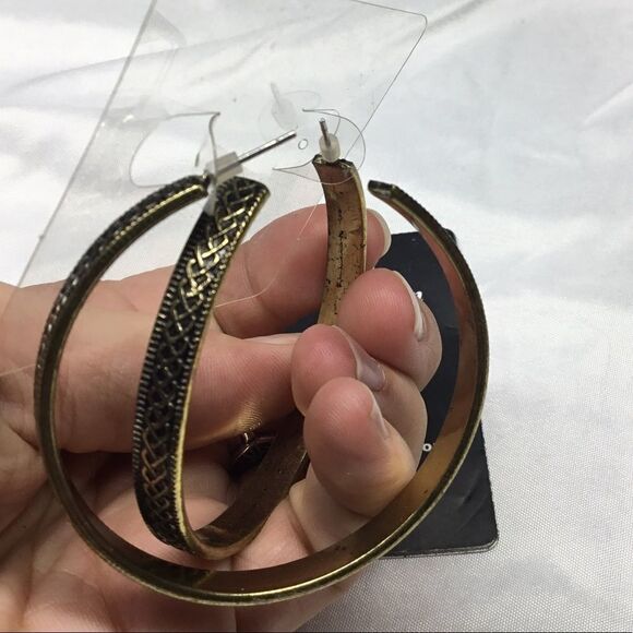 Celtic Style Engraved Earrings (H15) - Picture 4 of 4